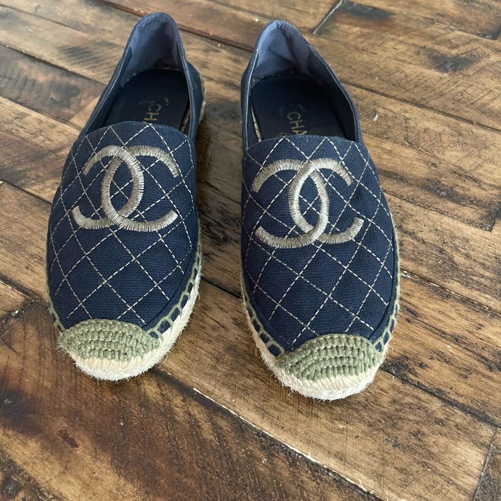CHANEL NAVY BLUE CANVAS ESPADRILLES W/ GREEN STITCHING 35